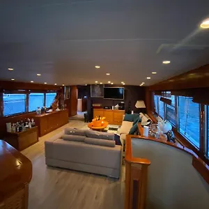 amazing-boat-to-sleep-in-barcelona.catalonia-hotels.com/